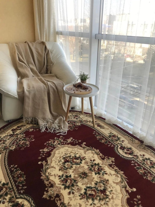 Covor clasic floral oval grena pentru living, ideal pentru un interior elegant