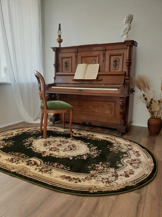 Covor clasic floral oval verde pentru living, ideal pentru un interior elegant si cald