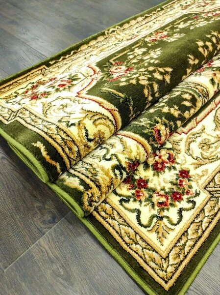 Covor clasic floral verde rulat, evidentiind structura si grosimea materialului