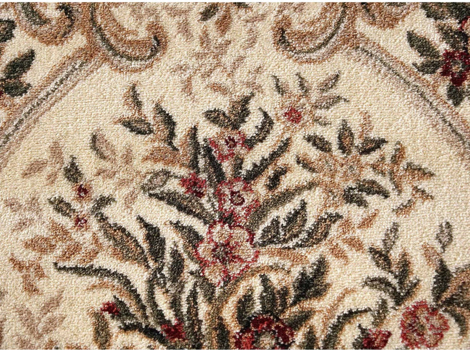 Detaliu covor clasic floral verde cu motive florale bine definite