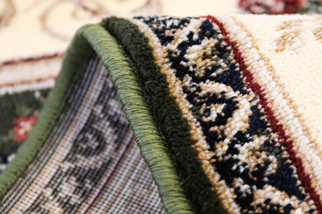 Margine covor clasic floral verde cu finisaj atent si design traditional