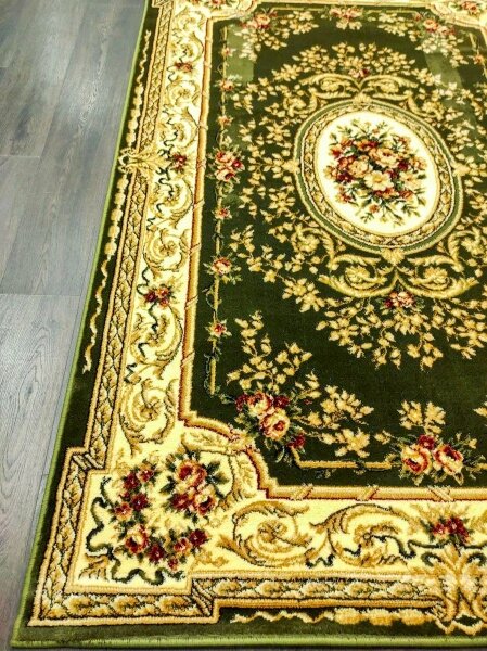 Covor clasic floral verde, vedere din unghi cu detalii ornamentale