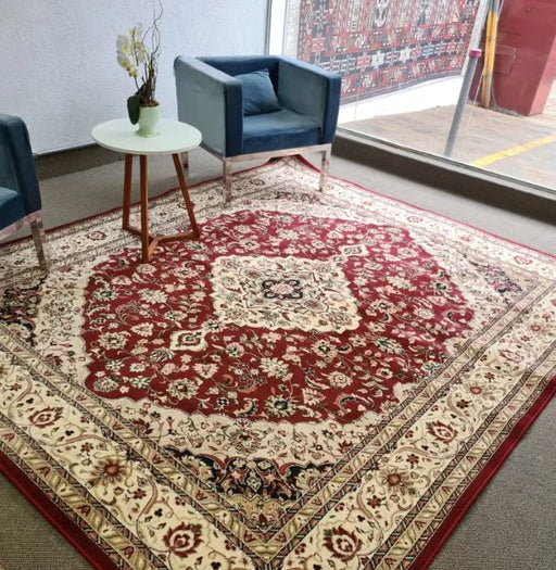 Covor clasic grena asezat in camera, decor clasic si armonios