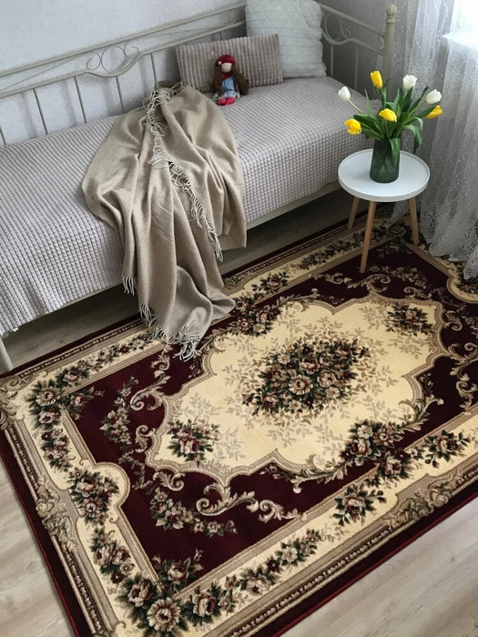 Covor clasic grena cu model floral asezat in dormitor