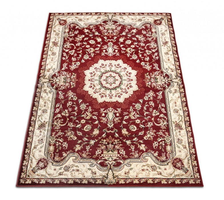 Covor clasic grena, vedere din unghi cu detalii ornamentale