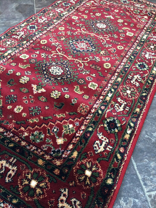 Covor clasic grena, vedere din unghi cu detalii ornamentale