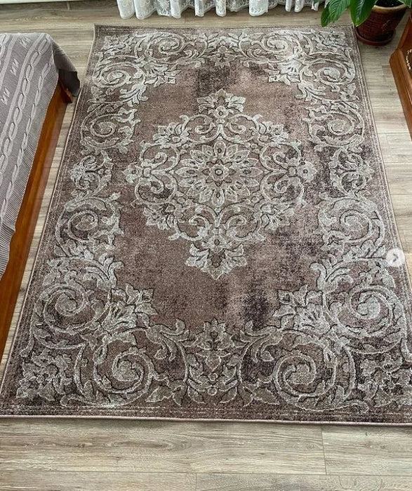 Covor clasic maro, vedere completă a designului ornamental