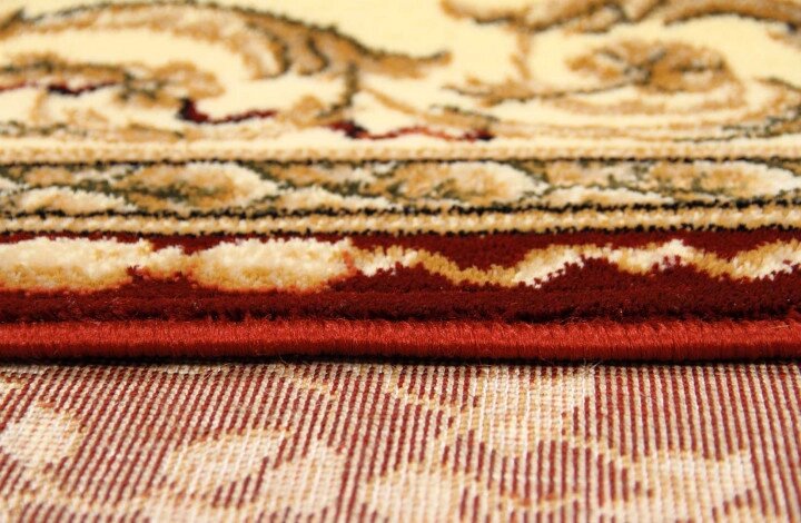 Grosime covor clasic oval floral grena, material confortabil si rezistent