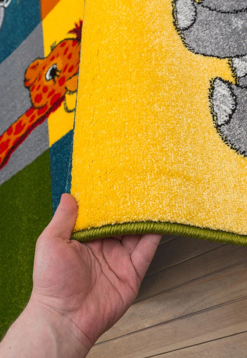 Partea inferioara a unui covor pentru copii, cu suport textil rezistent si finisaj de calitate