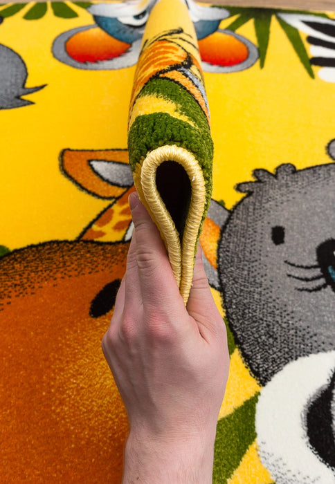 detaliu covor copii colorat cu animale textura densa si rezistenta