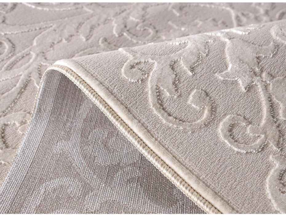 Detaliu margine covor crem cu finisaj curat si rezistent pentru utilizare zilnica