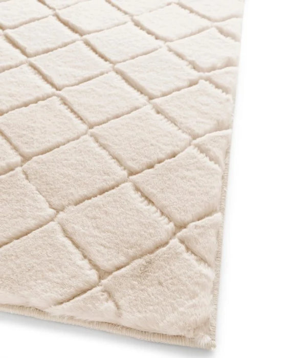 Detaliu model grofat geometric pe covor crem, design modern si elegant pentru orice interior