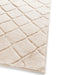 Detaliu model grofat geometric pe covor crem, design modern si elegant pentru orice interior