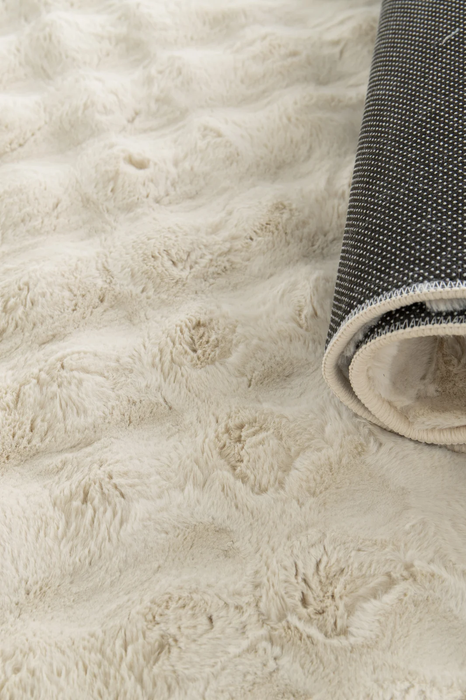 Covor crem pufos cu efect 3D, gros si confortabil, ideal pentru living sau dormitor