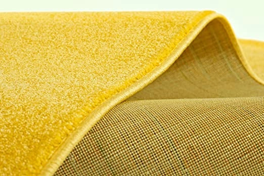 Detalii covor galben material modern si elegant, covor camera potrivit pentru decor interior stilat