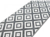 Covor geometric modern in nuante de gri si alb, potrivit pentru amenajari interioare contemporane.