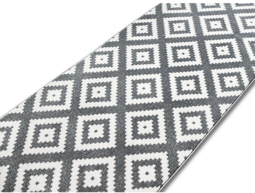 Covor geometric modern in nuante de gri si alb, potrivit pentru amenajari interioare contemporane.