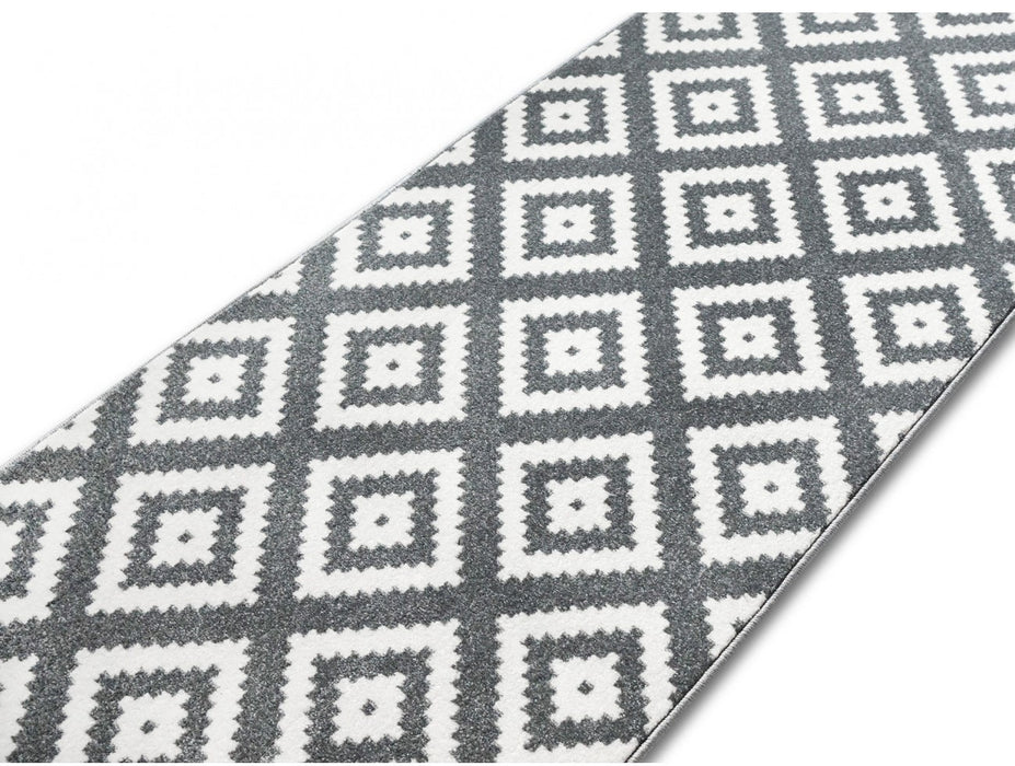 Covor geometric modern in nuante de gri si alb, potrivit pentru amenajari interioare contemporane.