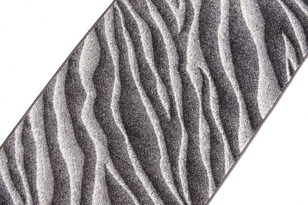 Covor gri cu model abstract valuri prezentat din unghi diagonal evidentiind designul modern