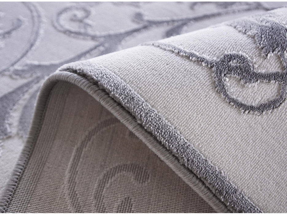 Detaliu margine covor gri cu finisaj curat si rezistent pentru utilizare zilnica