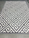 Covor gri geometric modern potrivit pentru living sau dormitor