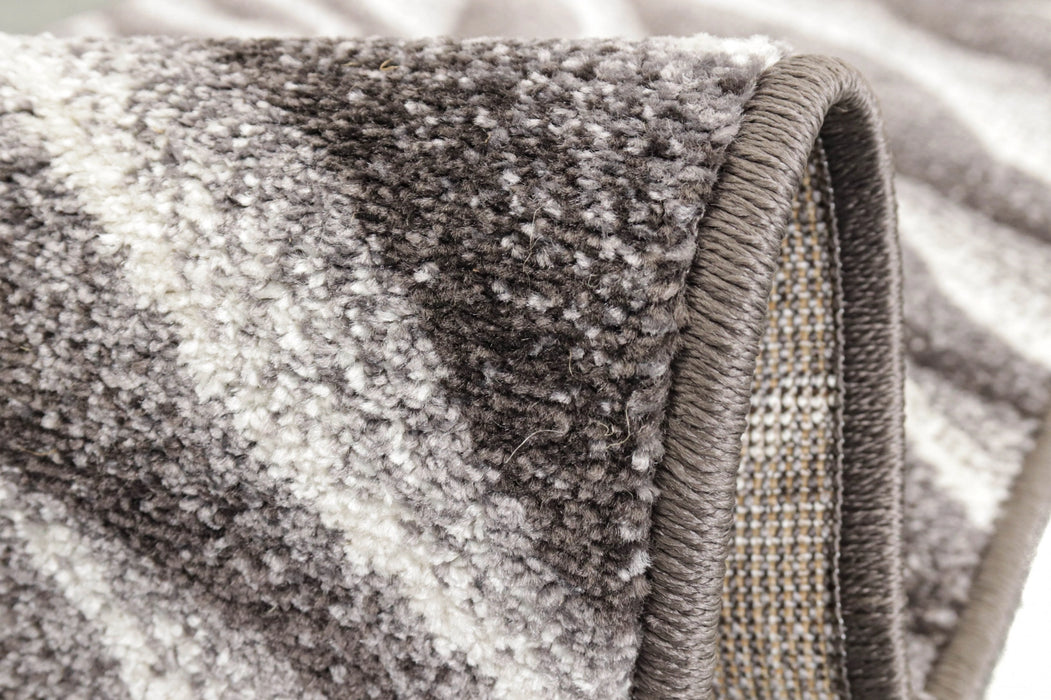 Detaliu margine si finisaj bordura covor gri rezistent si bine lucrat