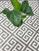 Covor gri modern cu model meandru geometric pentru living