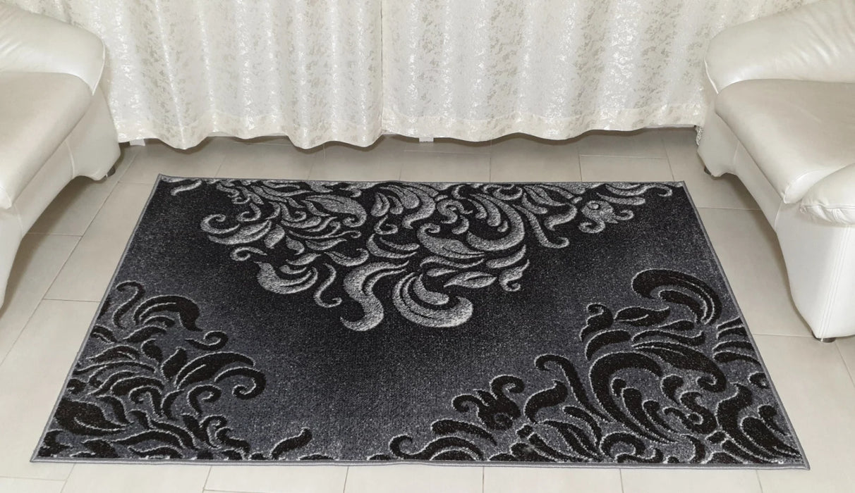 Covor gri modern amplasat sub masa in living evidentiind aspectul elegant si textura moale