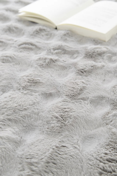 Covor gri pufos cu efect 3D in living spatios, design modern si confortabil