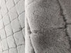 Detaliu covor gri pufos model grofat, textura moale si placuta la atingere pentru confort zilnic