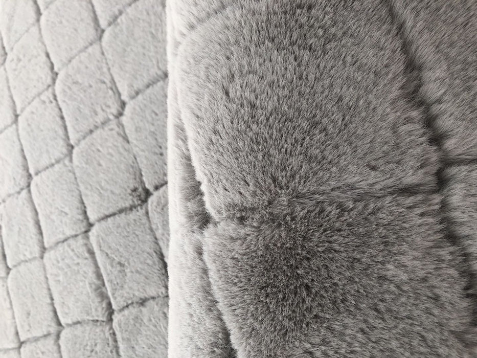 Detaliu covor gri pufos model grofat, textura moale si placuta la atingere pentru confort zilnic