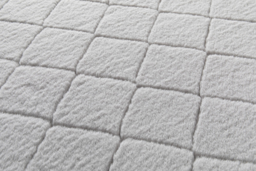 Covor gri pufos model grofat pentru living, gros si confortabil, ideal pentru un decor elegant