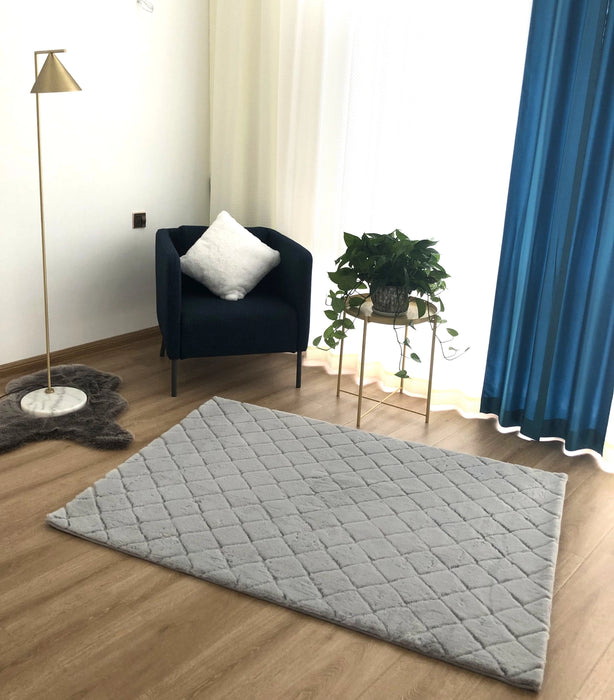 Covor gri pufos model grofat pentru living, design modern si elegant, ideal pentru decor confortabil
