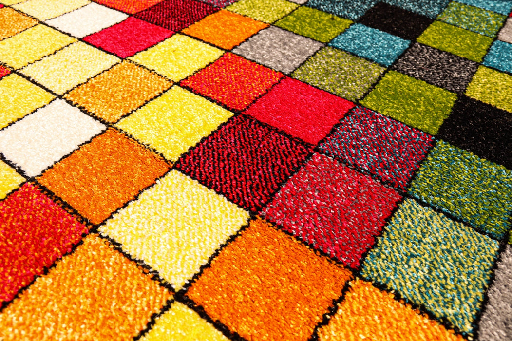 Detaliu model geometric multicolor pe un covor living modern cu aspect elegant.