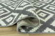 Detaliu al covorului living geometric cu textura placuta si material rezistent la utilizare zilnica.