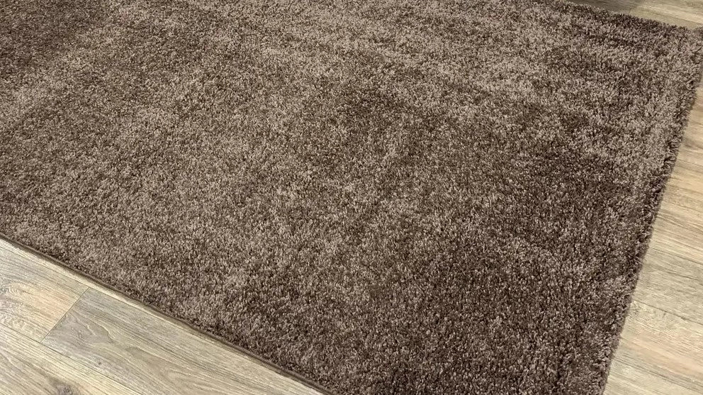 Covor maro ciocolata pufos si gros pentru living, covor modern confortabil pentru casa