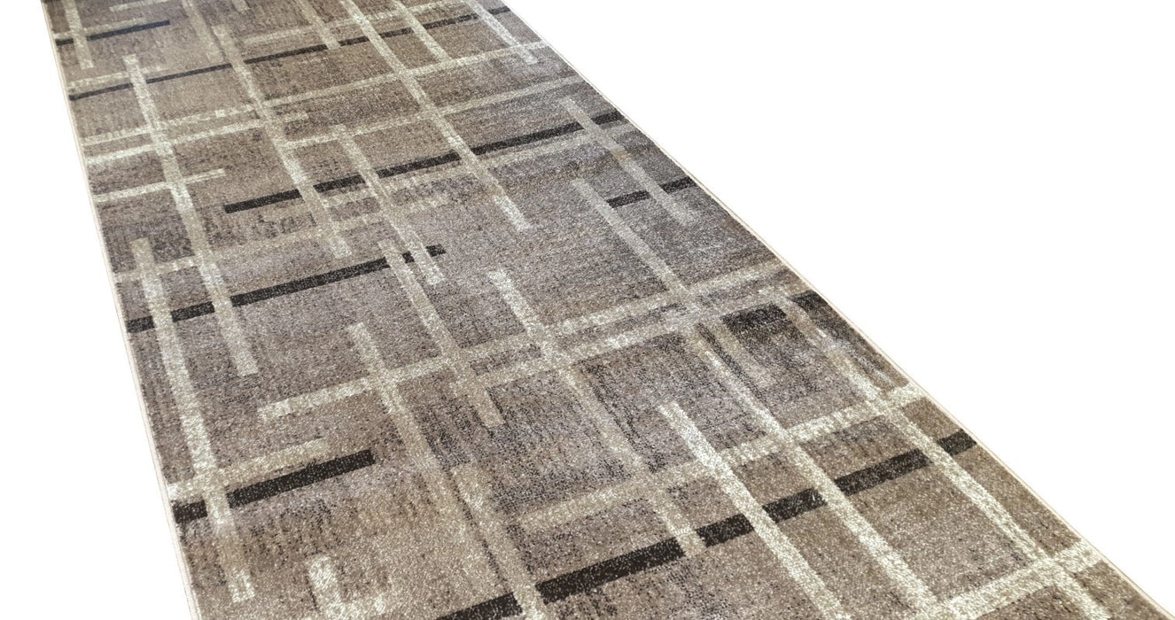 Covor maro modern cu linii abstracte prezentat din unghi diagonal evidentiind designul contemporan