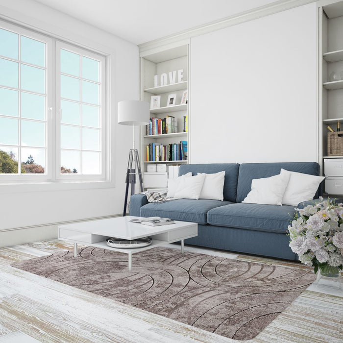 Covor modern abstract bej maro în living, ideal pentru sufragerie și dormitor