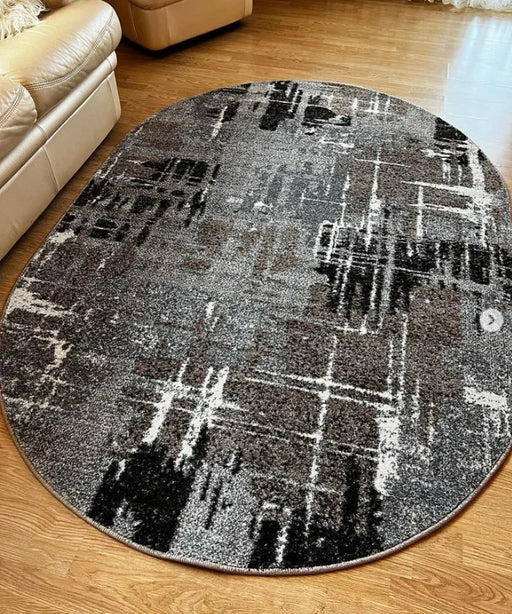 Covor modern abstract oval gri maro în living, potrivit pentru decor contemporan