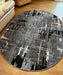 Covor modern abstract oval gri maro în living, potrivit pentru decor contemporan
