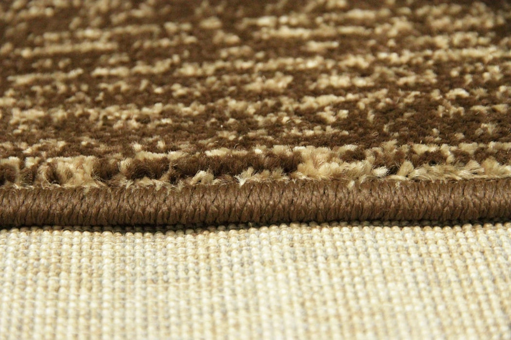 Covor modern bej maro cu baza durabila pentru utilizare zilnica