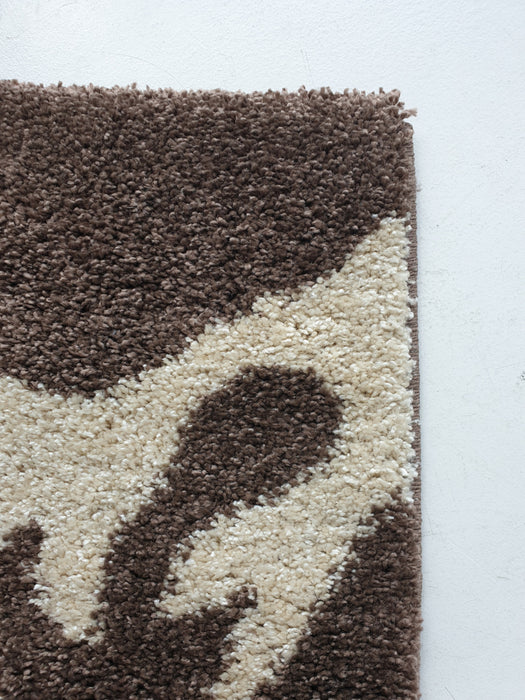 Covor modern bej maro pentru living cu model decorativ elegant, potrivit pentru casa