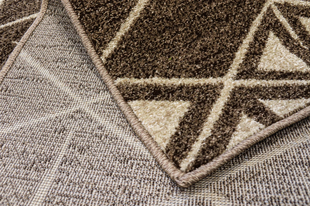 Covor modern bej maro cu finisaj rezistent si baza durabila