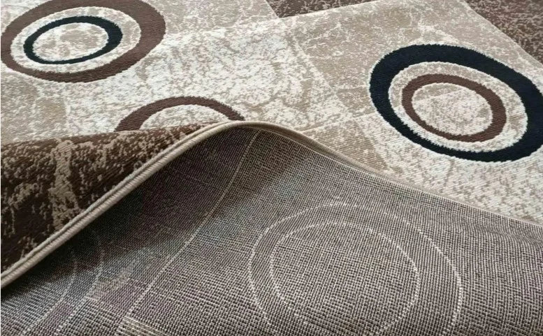 Covor modern bej maro cu fir scurt si model geometric pentru living