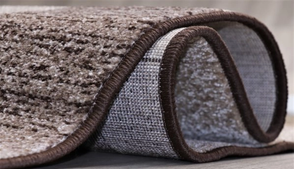 Covor modern bej maro rulat cu margini bine finisate