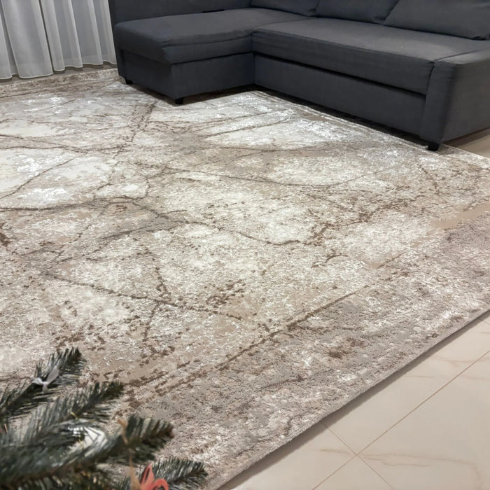 Covor crem bej modern amplasat langa canapea, potrivit pentru living spatios