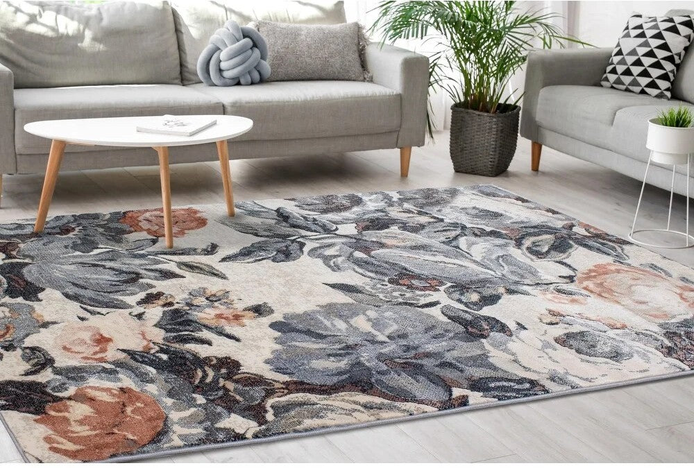 Covor modern floral gri crem cu accente teracota asezat in living, design elegant si atmosfera contemporana