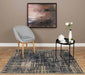 Covor modern gri bej cu model abstract asezat in living, design contemporan si atmosfera eleganta