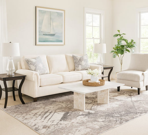 Covor modern gri bej cu model abstract asezat in living, design contemporan si atmosfera eleganta