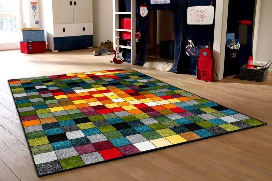 Covor modern pentru living cu patrate multicolore si design decorativ de impact.
